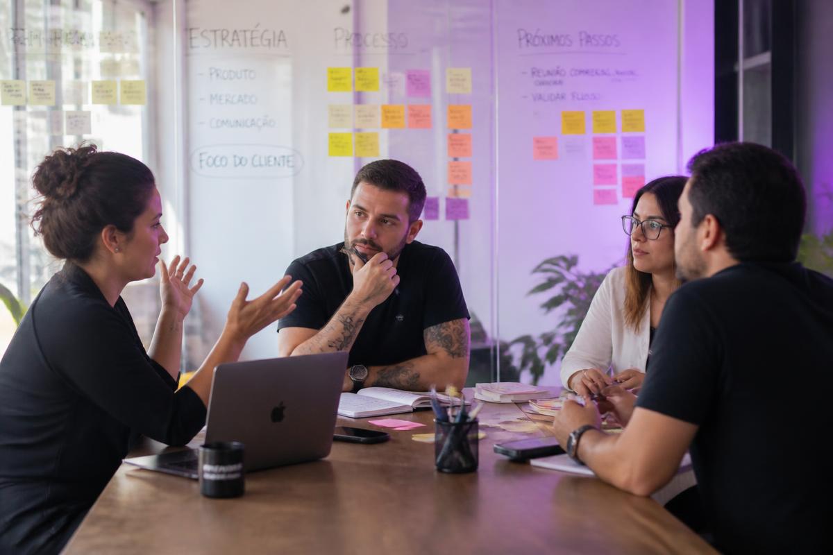 Equipe em reunião de planejamento com quadro de prioridades